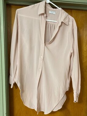 Aritzia Babaton Vegan Silk Pink Button Down Shirt Blouse Deep V Neck Size Small